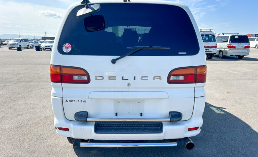 2000 Mitsubishi Delica