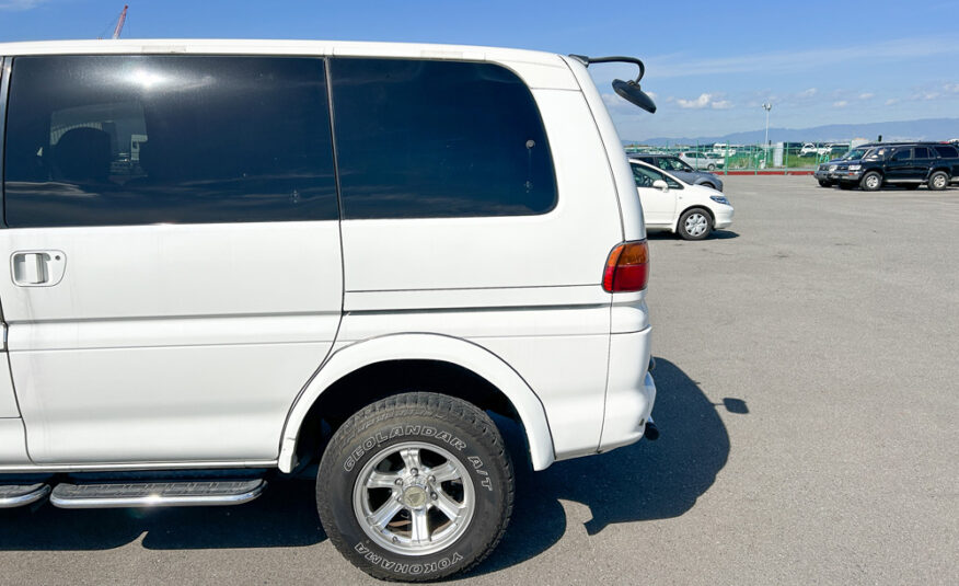 2000 Mitsubishi Delica