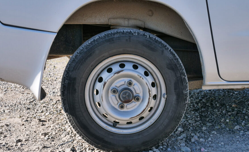 2000 Mitsubishi Minicab Van