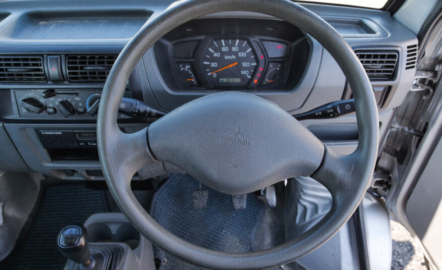 2000 Mitsubishi Minicab Van