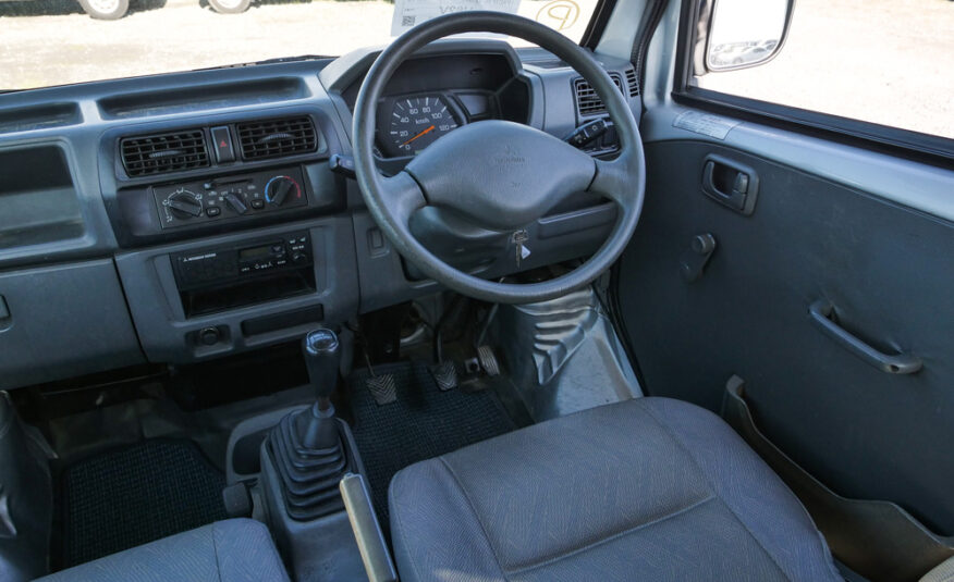 2000 Mitsubishi Minicab Van