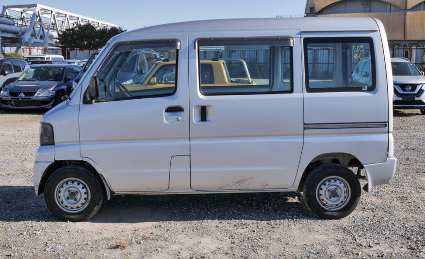 2000 Mitsubishi Minicab Van