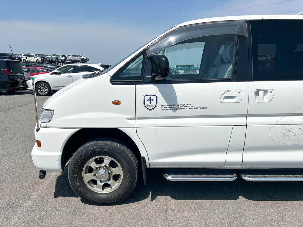 2000 Mitsubishi Delica Chamonix Left Side View