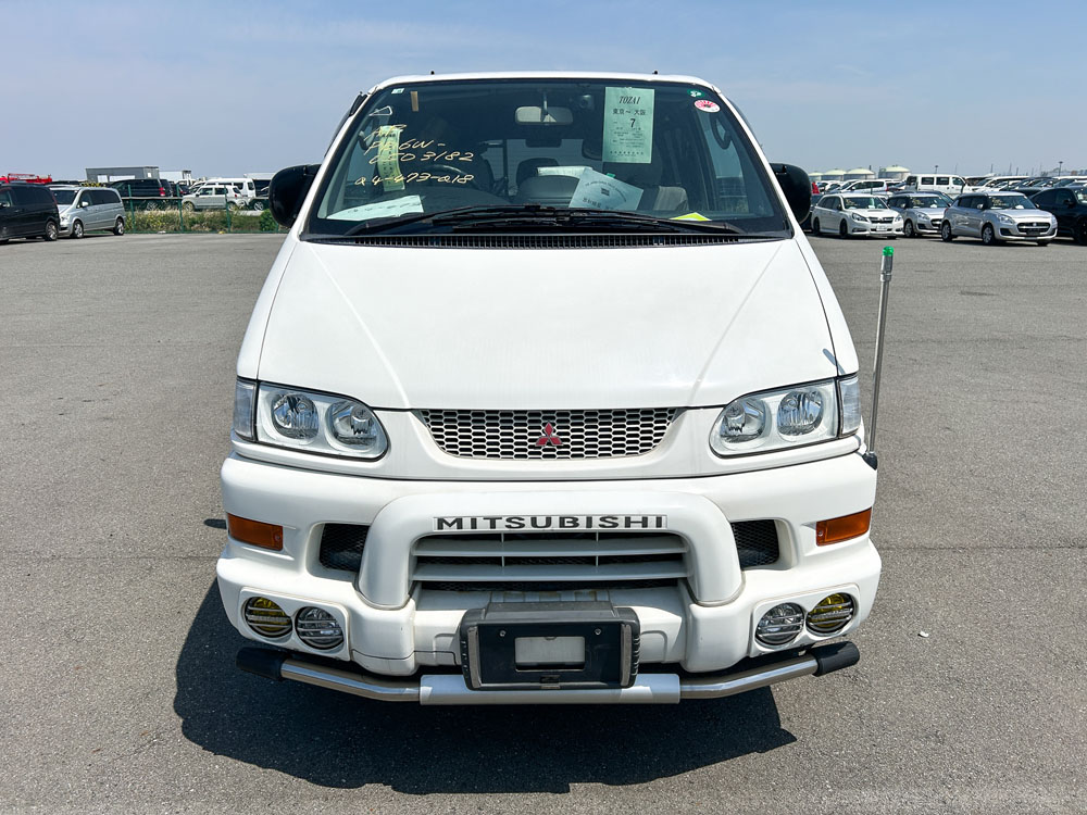 2000 Mitsubishi Delica Chamonix Front Side View