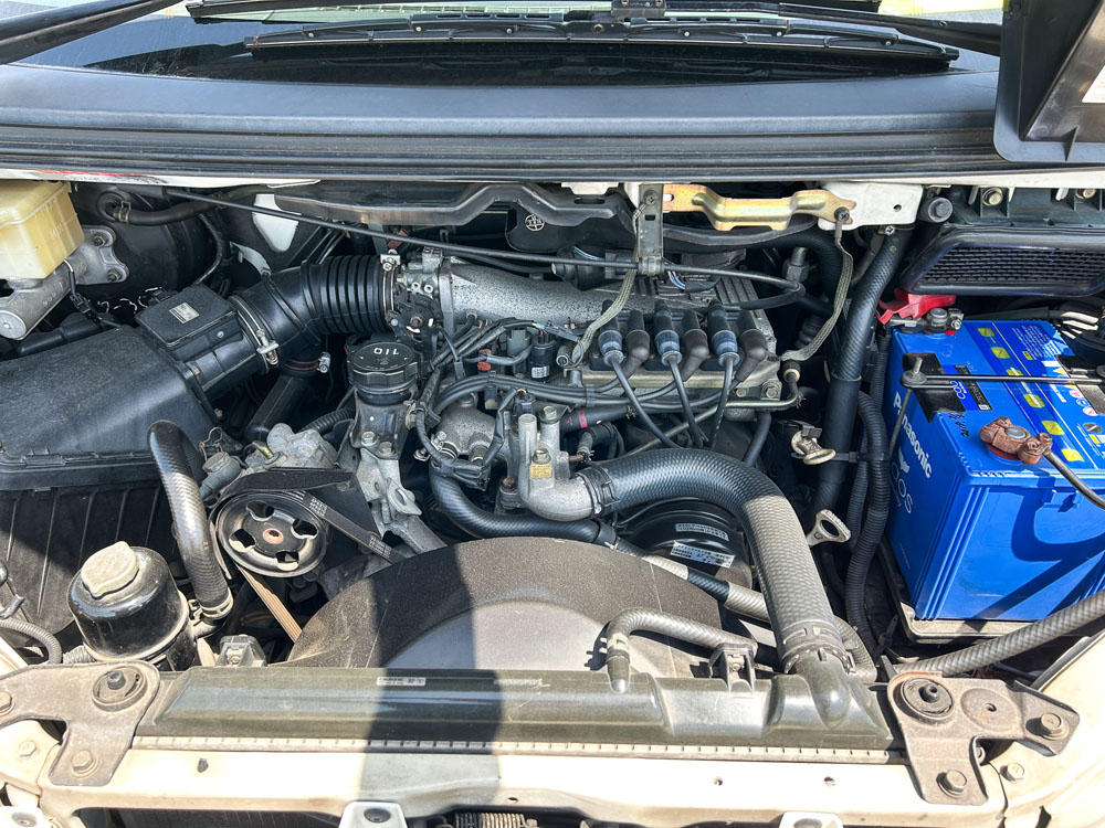 2000 Mitsubishi Delica Chamonix Engine View