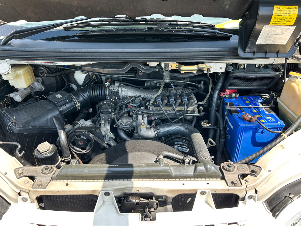 2000 Mitsubishi Delica Chamonix Engine View