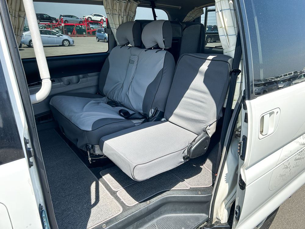 2000 Mitsubishi Delica