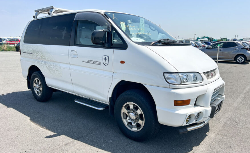 2000 Mitsubishi Delica Chamonix Right Side View