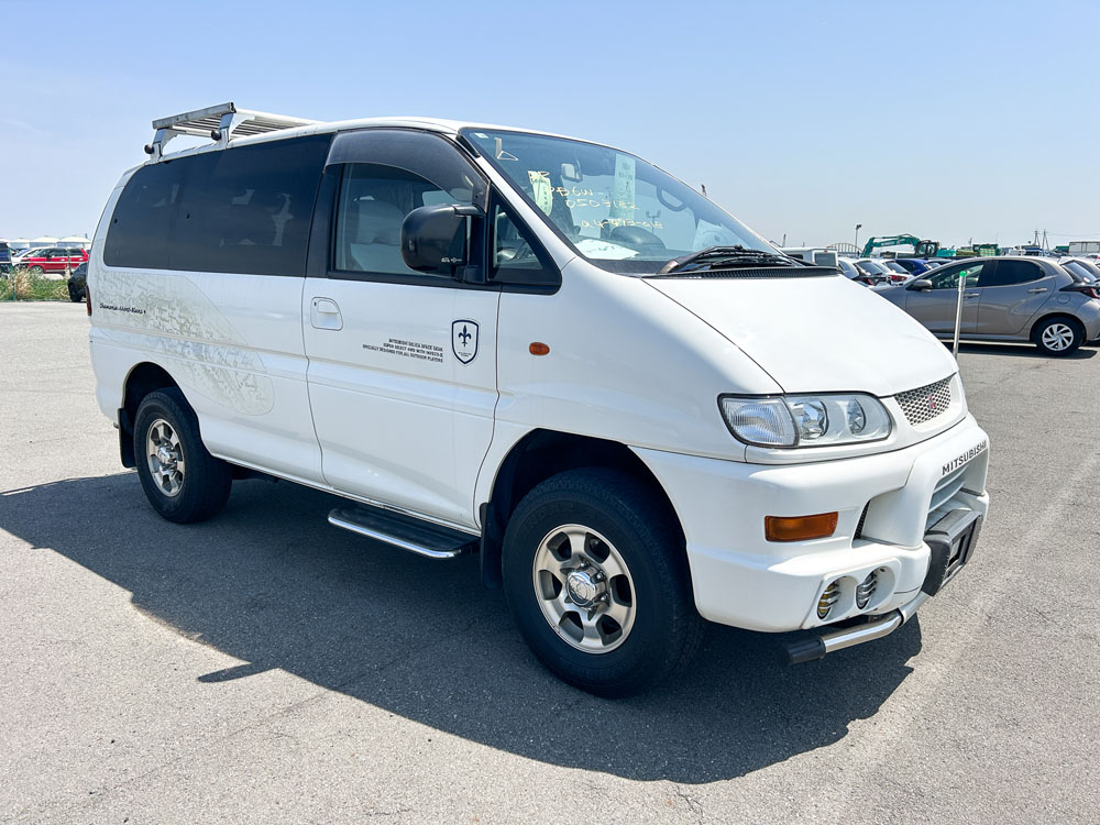 2000 Mitsubishi Delica Chamonix Right Side View