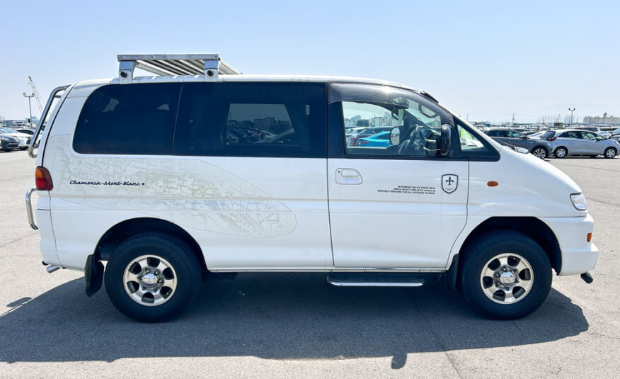 2000 Mitsubishi Delica Chamonix Right Side View