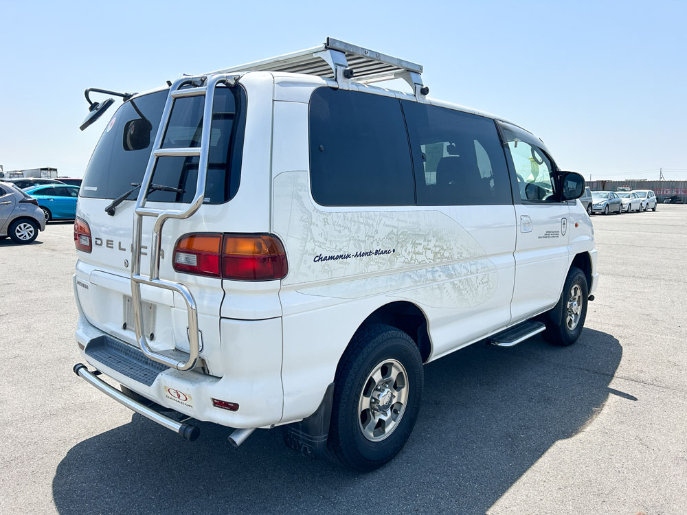 2000 Mitsubishi Delica Chamonix Rear Side View